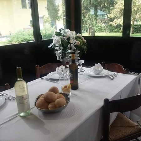Mambly B&B Ristorante Pizzeria Galliate 外观 照片